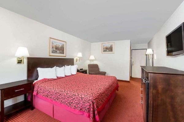 Days Inn And Suites Des Moines Airport